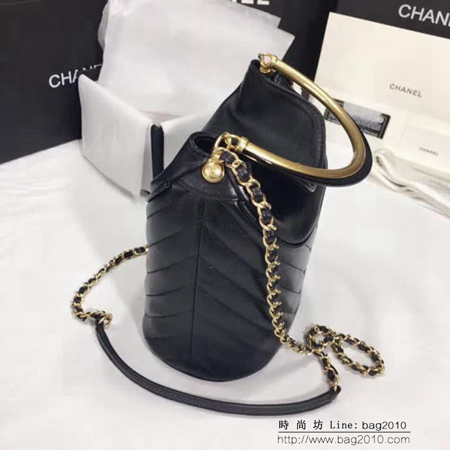 香奈兒CHANEL 57861 2018款徽章水桶包 時尚簡約風格 DSC1270